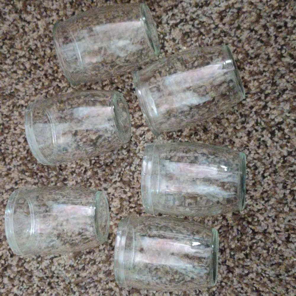Min glass containers with plastic lids